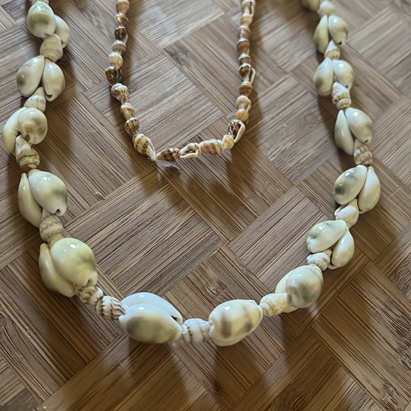 Long shell necklace - Picture 2 of 5